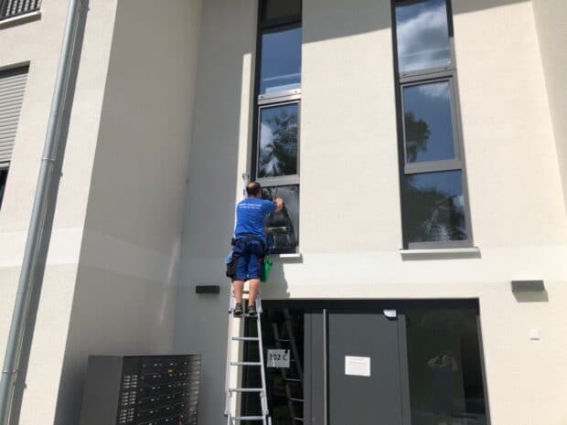 Glasreinigung Berlin mit Leiter