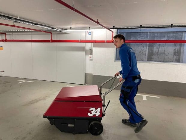 Tiefgaragenreinigung mit Kehrmaschine