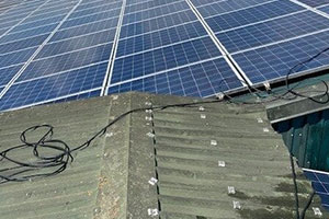 Inspektion und Reinigung der Solaranlage.
